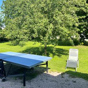 Le Verger avec une table de ping-pong