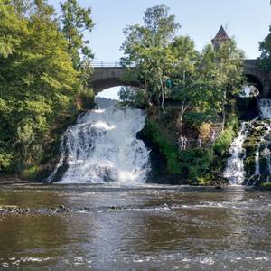 Cascades et lacs naturels