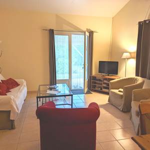 ETANG VALLIER RESORT VILLA CHARENTAISE SALON ET COIN TV