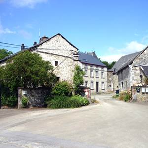 Xhignesse compte +/- 40 habitants mais vous y verrez à gauche de l'Eglise, cette cour de ferme habitée.