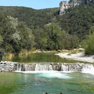 vue sur les monts d'Ardèche du gîte familial, gîte familial convivial et de regroupement d'amis en ardèche rhone alpes pde 16 à 24 personnes.