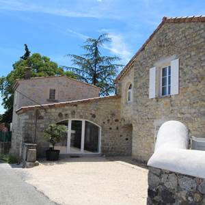 gîte de groupe avec piscine au domaine Montloubier à Villeneuve de berg en ardèche et Rhône alpes  2 à 9 personnes