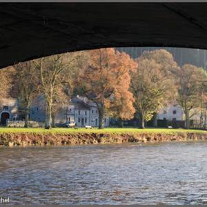 Vue du dessous le pont de Hamoir. Que c'est beau l'automne i