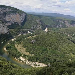 vue sur les monts d'Ardèche du gîte familial, gîte familial convivial et de regroupement d'amis en ardèche rhone alpes pde 16 à 24 personnes.