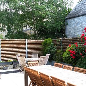Quel plaisir le barbecue de fin de journée sur cette grande terrasse ensoleillée