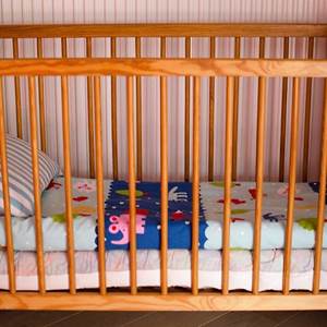 Bébé sera protégé dans ce lit cage de la chambre Fuschia