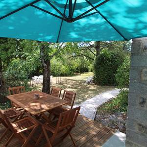 location gîte de groupe avec piscine et jardin au domaine Montloubier à Villeneuve de berg en ardèche et Rhône alpes  2 à 9 personnes