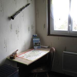 Bureau avec chargeur USB
