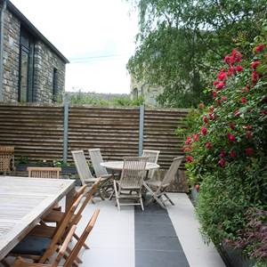 La grande terrasse est fleurie tout l'été. Un plaisir pour vos barbecues