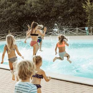 ETANG VALLIER RESORT PISCINE DU PARC LA PINEDE