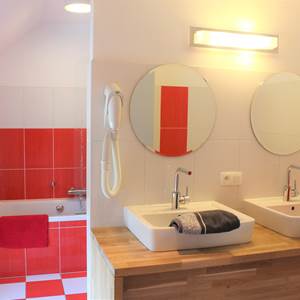 La grande salle de bain de la chambre Rouge
