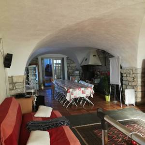 vue sur les monts d'Ardèche du gîte familial, gîte familial convivial et de regroupement d'amis en ardèche rhone alpes pde 16 à 24 personnes.