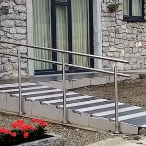 Rampe  d'entrée et sa barre d'appui