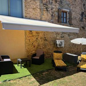 Jardin privatif de 74 m2 avec table, transats et barbecue