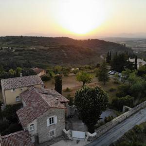 grand gîte de groupe avec piscine au domaine Montloubier à Villeneuve de berg en sud ardèche 10 à 15 personnes