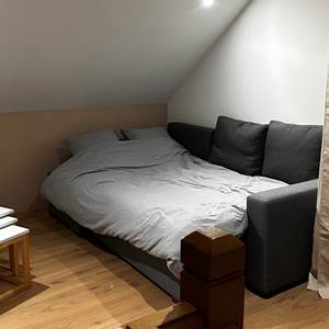 Mezzanine aménagée en espace nuit, avec rideau pour plus d’intimité.