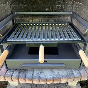 Barbecue fixe dans jardin