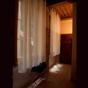 l'entrée du studio avec son porte valise sur la gauche.