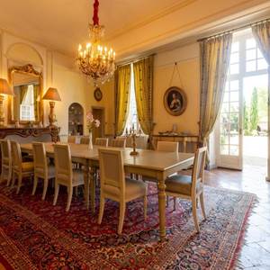 CHÂTEAU D'ISSUS - Table à Manger