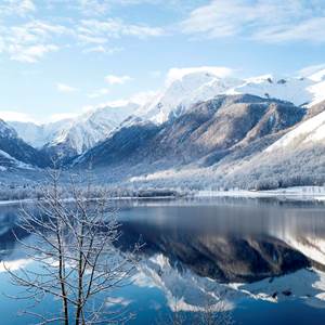 Le lac de Loudenvielle en hiver