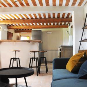 Les parties communes côté maison d'Hôtes avec Kitchenette, salon et table à manger