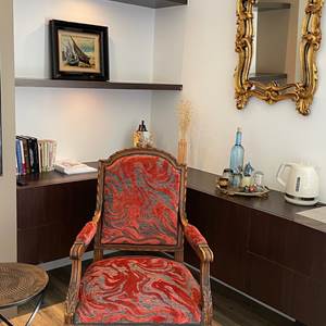Villa Emeraude chambre Armor fauteuil Louis XVI