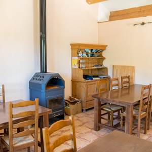 Une salle commune avec un lave linge à partager et des jeux de sociétés
