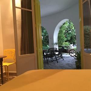 la-terrasse-depuis-le-lit-du-petit-couscouril