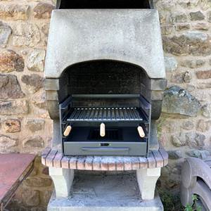 Barbecue fixe dans jardin