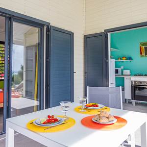 Villa Lagon chambre et cuisine ouvertes sur la galerie