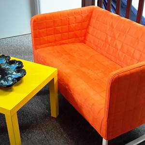 petit salon avec bibliothèque et jeux de société