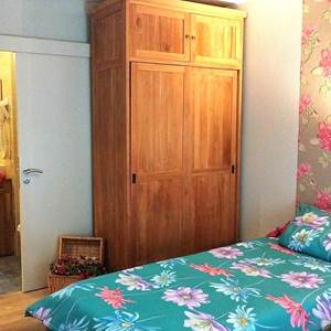 La chambre fleurie donnant sur l'arrière du bâtiment