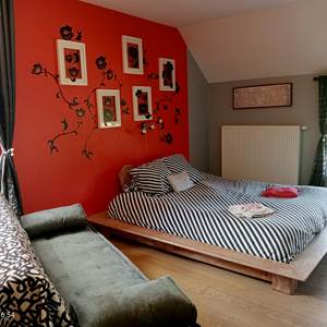 La chambre rouge peut recevoir les parents et 2 enfants