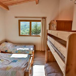 Chambre avec 2 lits simples et 1 lit superposé