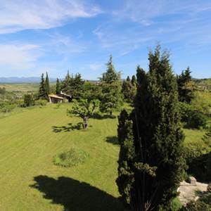 vue sur les monts d'Ardèche du gîte familial, gîte familial convivial et de regroupement d'amis en ardèche rhone alpes pde 16 à 24 personnes.