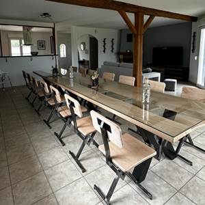 Salle à manger équipée d’une grande table pouvant accueillir jusqu’à 14 personnes.