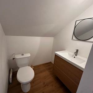 Toilettes situées à l’étage.
