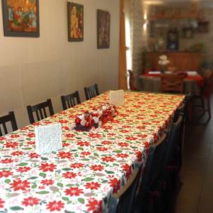 La grande table sera garnie d'une nappe décorative pour l'occasion