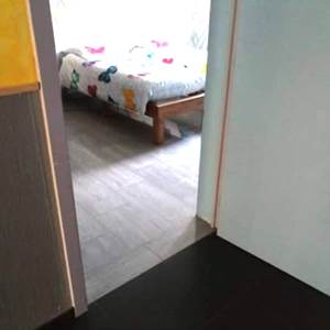 L'entrée de la chambre PMR est de niveau avec le séjour, sans rebond