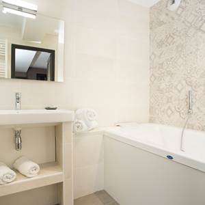 Relaxation dans la baignoire balnéo