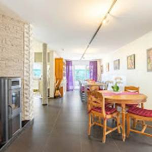 Vaste salle à manger pour ce gîte de groupe en Belgique