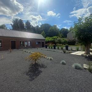 Façade avant des deux gites, jardin avant, terrain de pétanque et parking privé