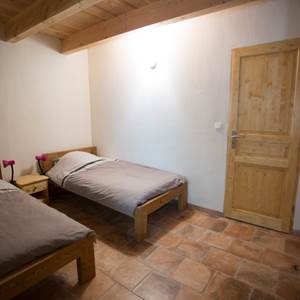 Une des chambre bien fraiche en été