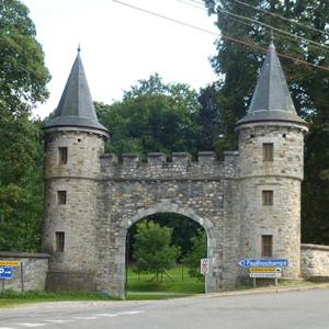 Le château de HARZE est à 10 ' du gîte. Chaque année on y célère la fête du Fromage