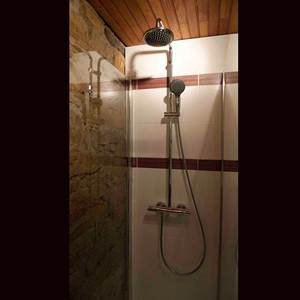 La douche à double pommeau.