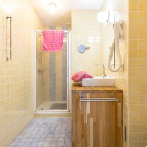 Salle d'eau de la chambre Fleurie : Douche Wc Lavabo