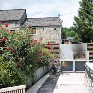 Un grand barbecue, quel plaisir dans cette cour fleurie