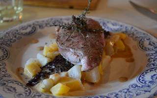 Veau sauce sauternes, radis glacés et riz noir