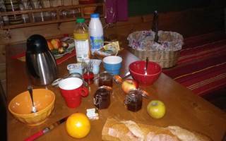 Petit déjeuner servi dans un panier