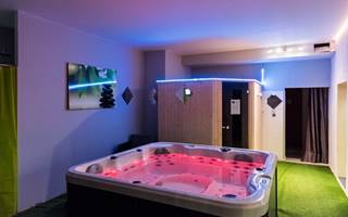 Sauna et spa en rez de jardin du château depuis les chambres par l'ascenseur